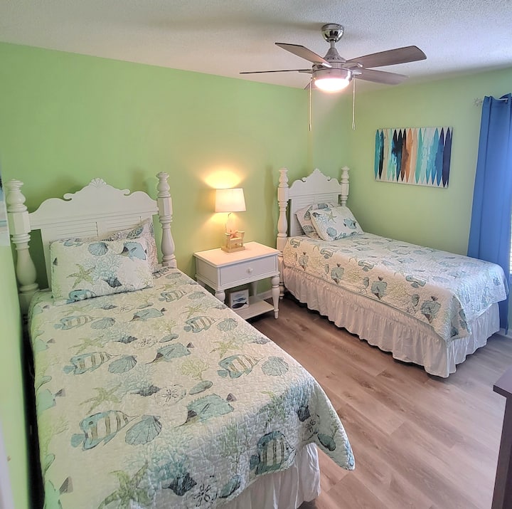 Chumba cha pili cha kulala na vitanda viwili pacha.