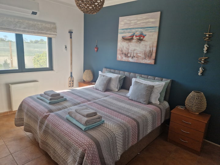 2. spavaća soba s vlastitom kupaonicom (2 velika jednostruka kreveta)