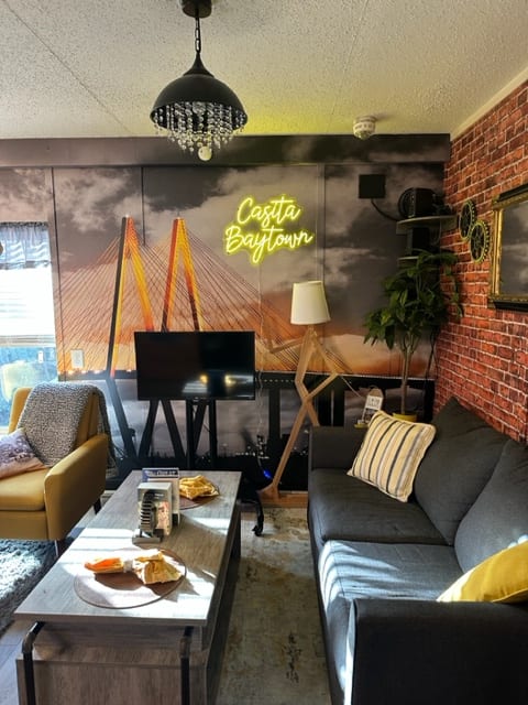 Private hide away w/ big deck & breakfast!