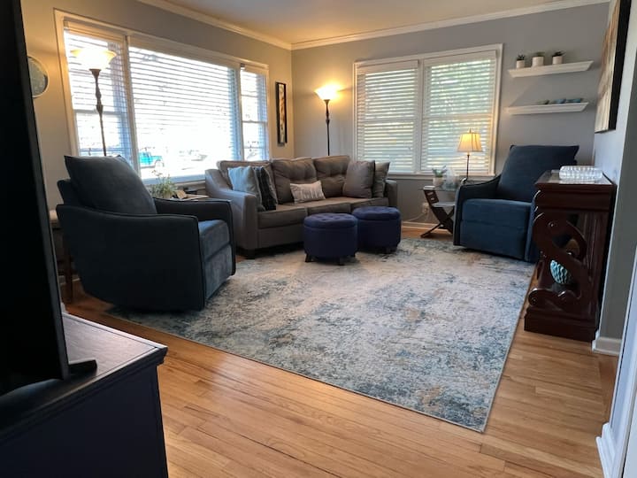 Fully Equipped, Centrally Located Gem. - Omaha, NE