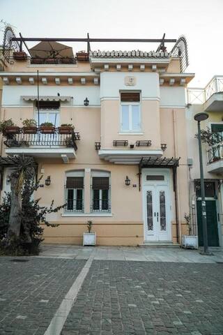 Unique sunlit house overlooking the Acropolis gallery image 5