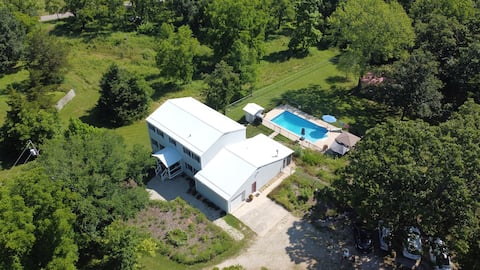 Making Memories: 3 levels, 6 bedrooms, pool, acres