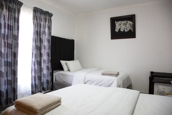 Dormitorio con dos camas (doble y 3/4).