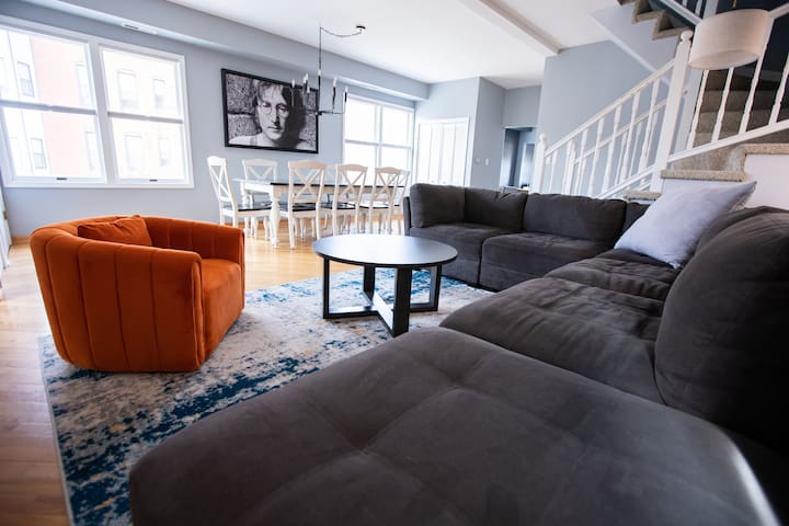 West Town Duplex Apartment with garage (one car)