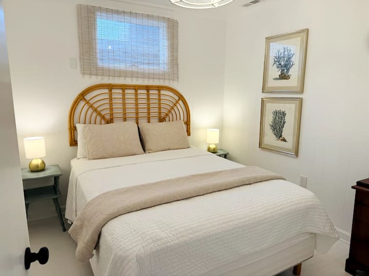 Turtle Condo Bedroom – Queen-säng med NY premiummadrass för säsongen 2025
4 Queen-kuddar, en madrassdyna och diverse Queen-filtar/överkast tillhandahålls
Gäster är själva ansvariga för att ta med Queen-sängkläder och örngott 