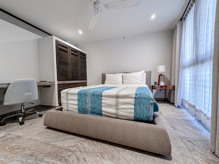 غرفة نوم تقريبًا. 155sf/14.4m2