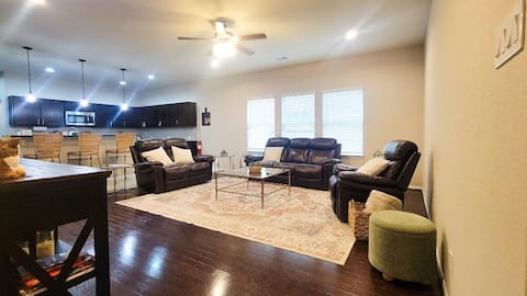 Top Airbnb: Home In The Heart Of Alvin, Tx! in Alvin