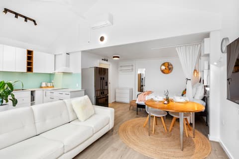 Popular Airbnb listing: Bee’s Knees Studio: 5min-CBD/Airport/Henley Beach in South Australia