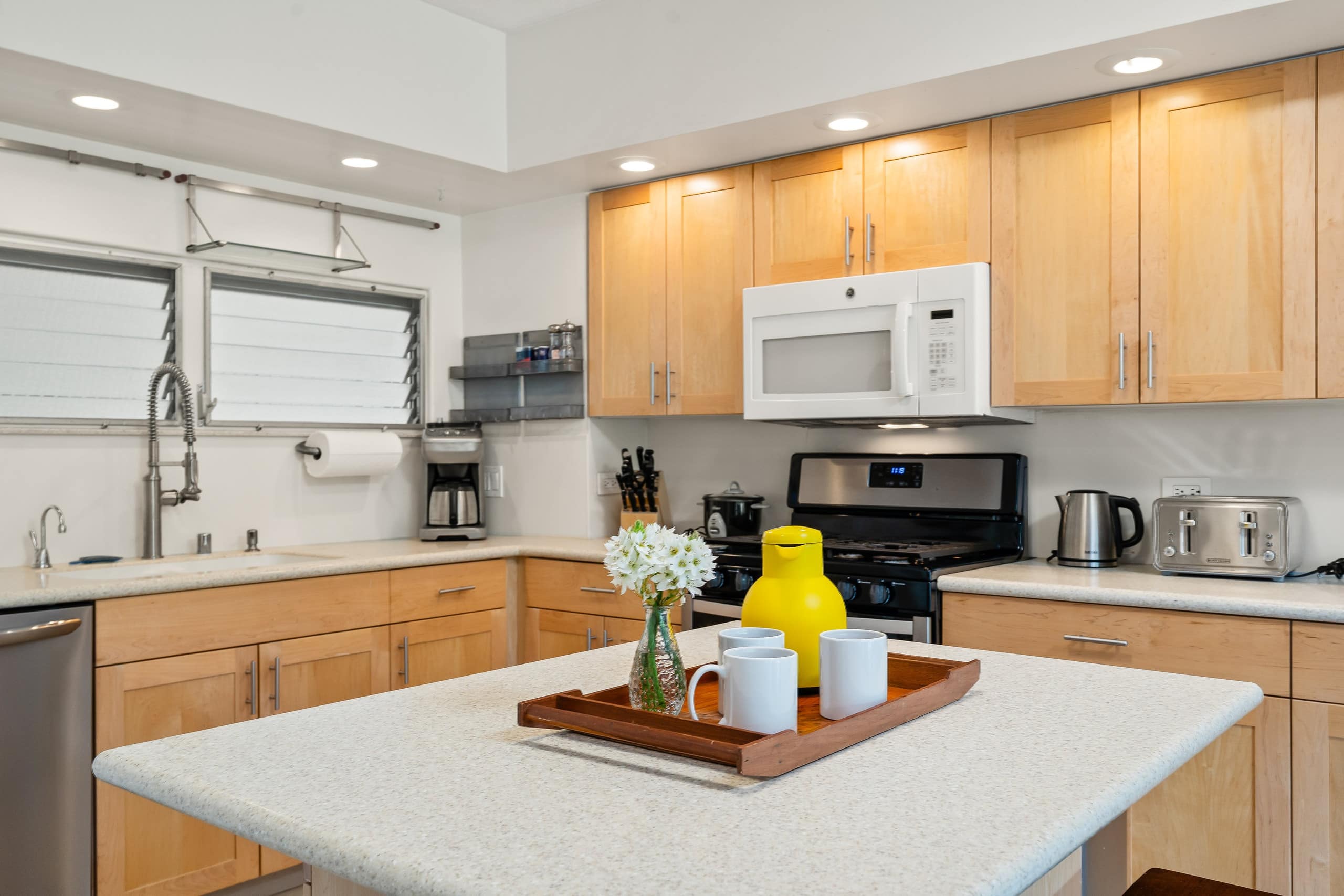 Ocean View Beachfront Luxury at Waikiki Shore #303 - Image 9