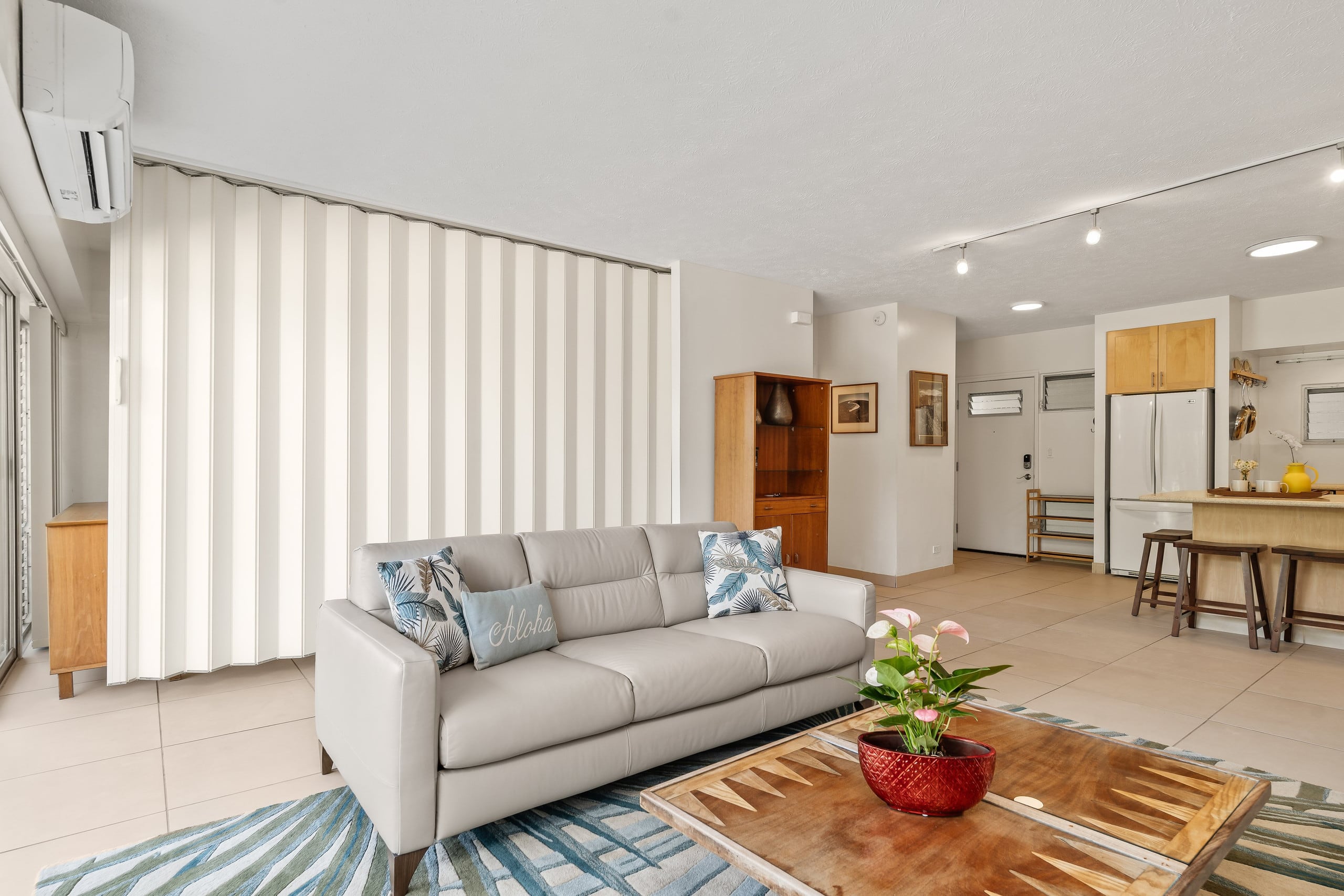 Ocean View Beachfront Luxury at Waikiki Shore #303 - Image 6