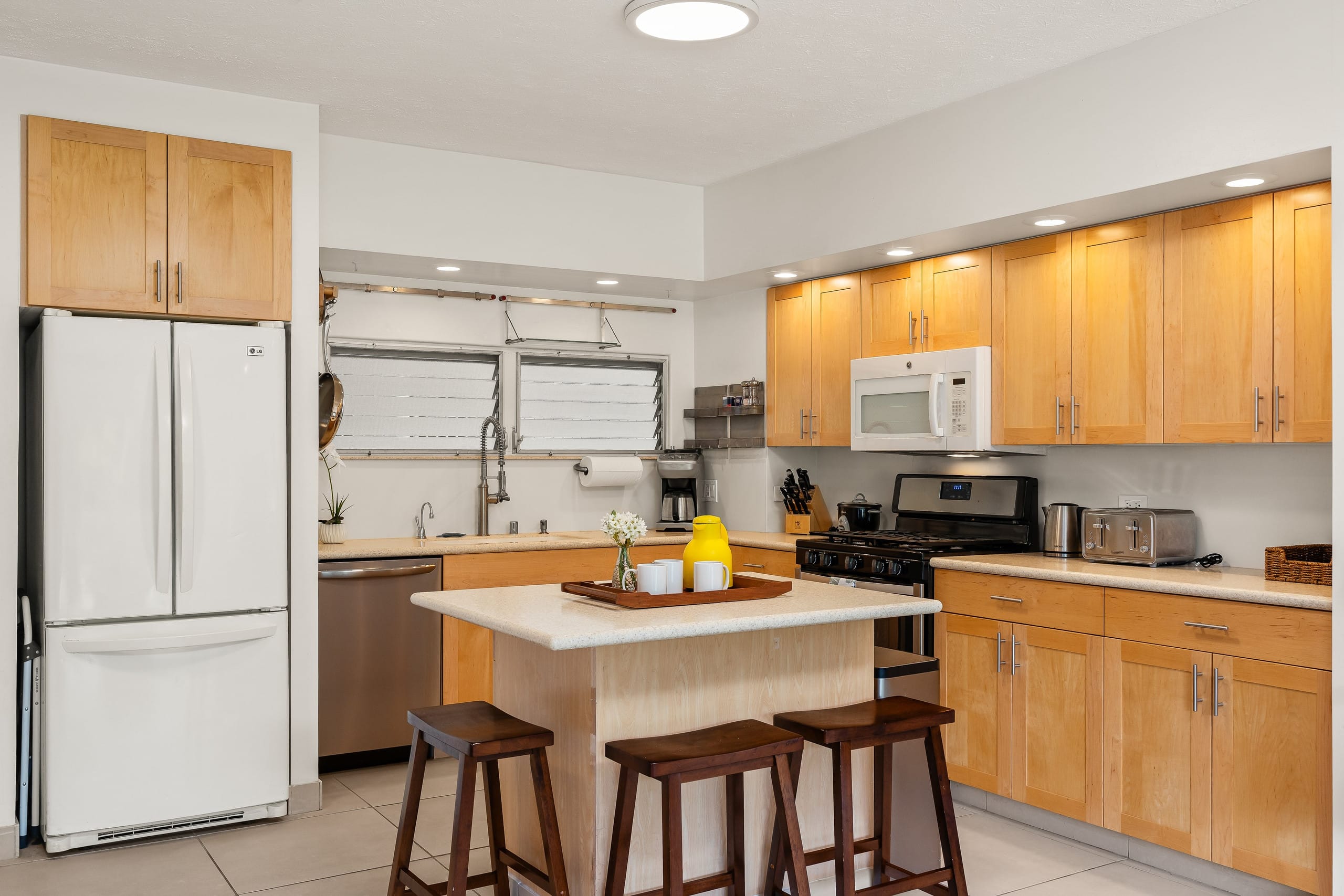 Ocean View Beachfront Luxury at Waikiki Shore #303 - Image 12