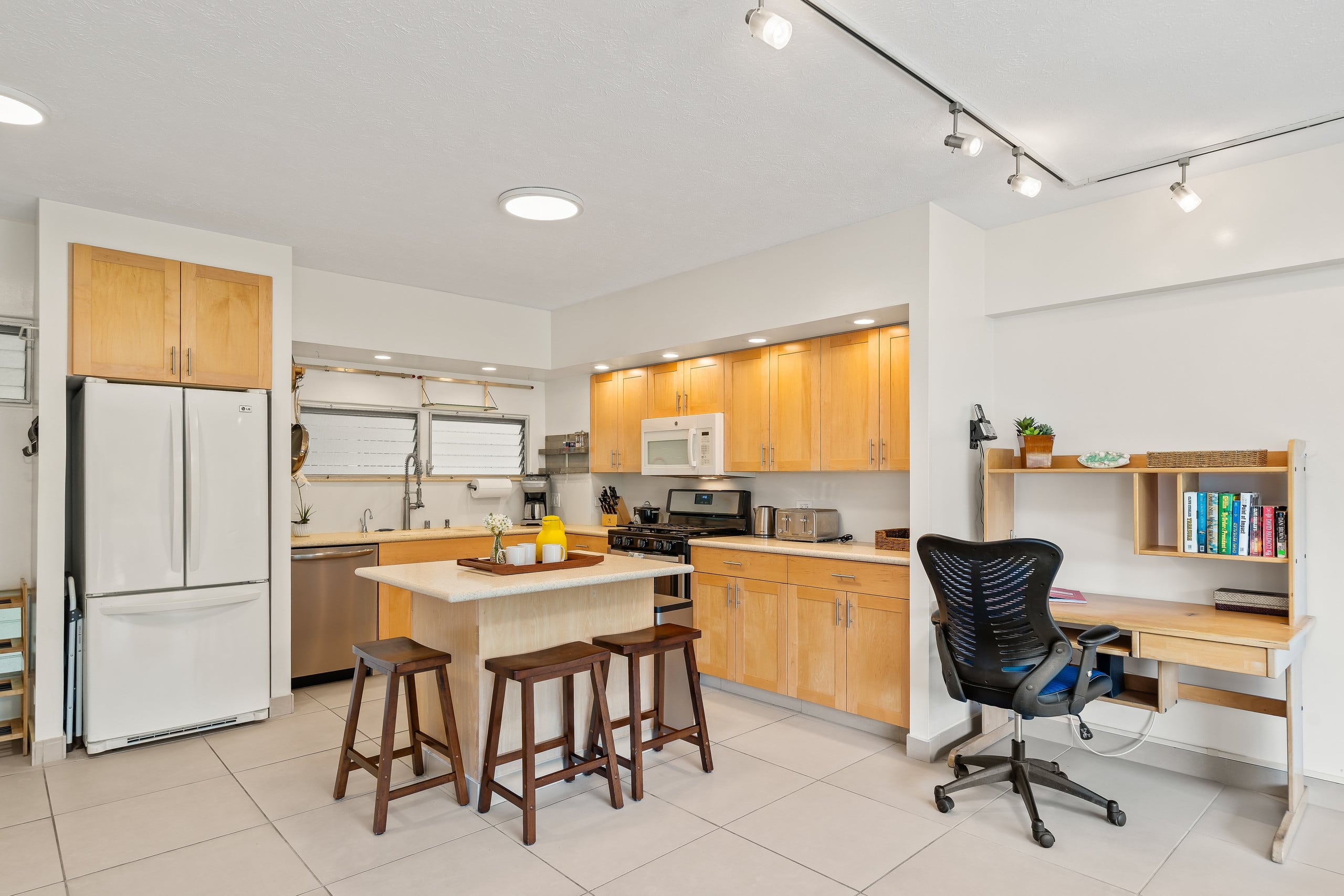 Ocean View Beachfront Luxury at Waikiki Shore #303 - Image 19