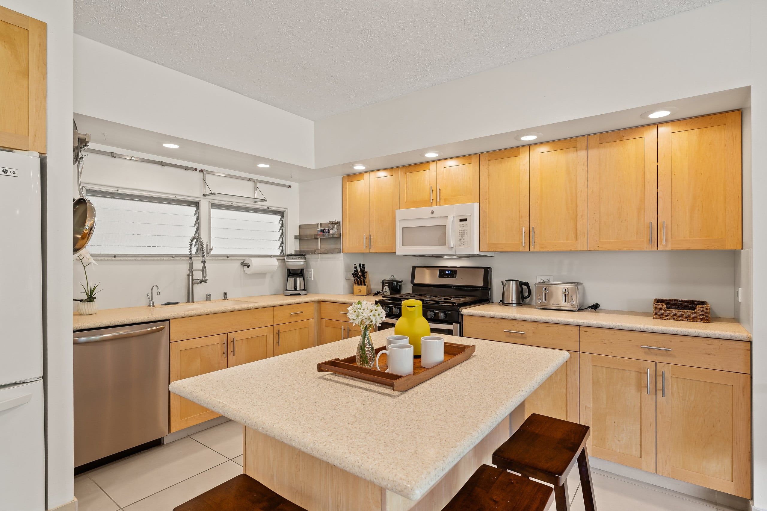 Ocean View Beachfront Luxury at Waikiki Shore #303 - Image 13