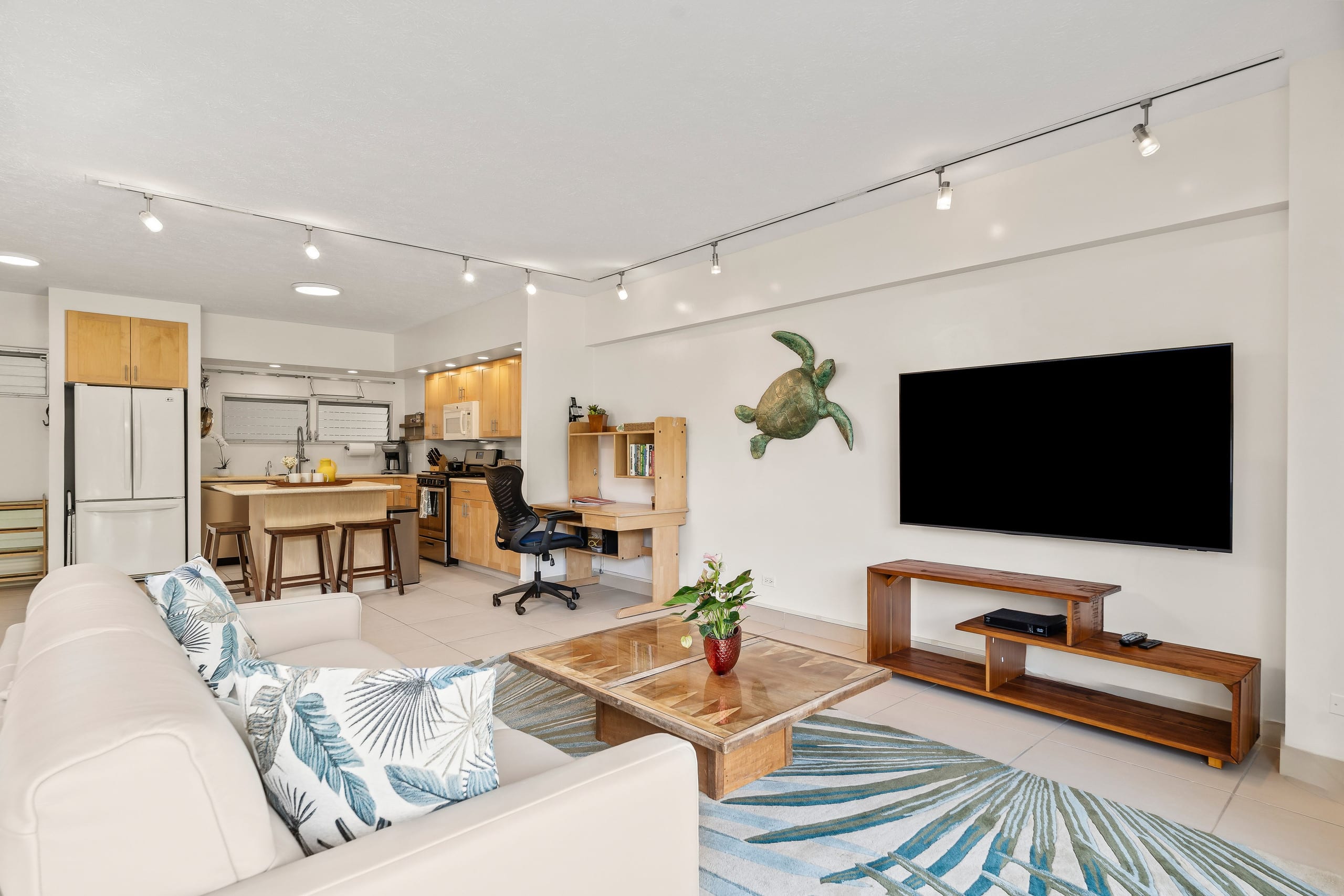 Ocean View Beachfront Luxury at Waikiki Shore #303 - Image 4