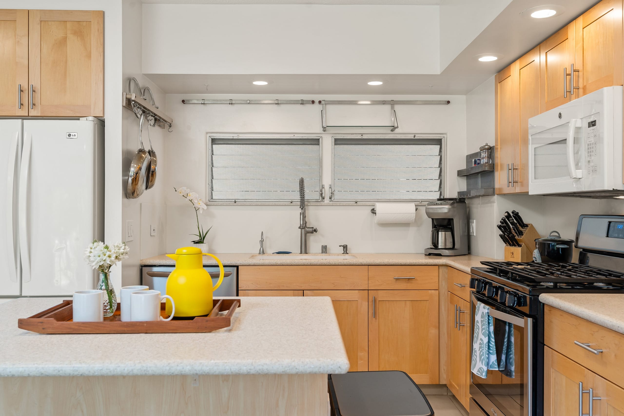 Ocean View Beachfront Luxury at Waikiki Shore #303 - Image 10