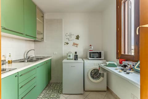 Successful Airbnb property: Penthouse with romantic terrace & parking in Lecce
