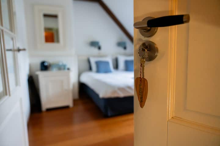 Esta es la habitación más pequeña pero acogedora con ducha e inodoro.