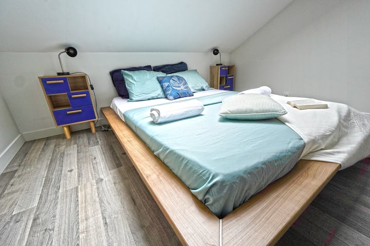 2nd bedroom for two with desk.
Sheets and towels included.