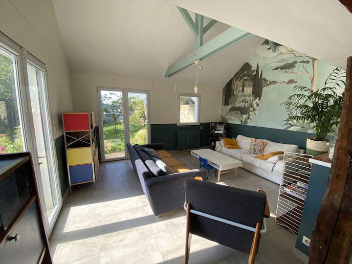 Sebule angavu sana. Sofa 2 moja ambayo inaweza kubadilishwa kuwa kitanda cha watu wawili. Televisheni kubwa ya 4K netflix / bonasi ... , Hifi, Maktaba