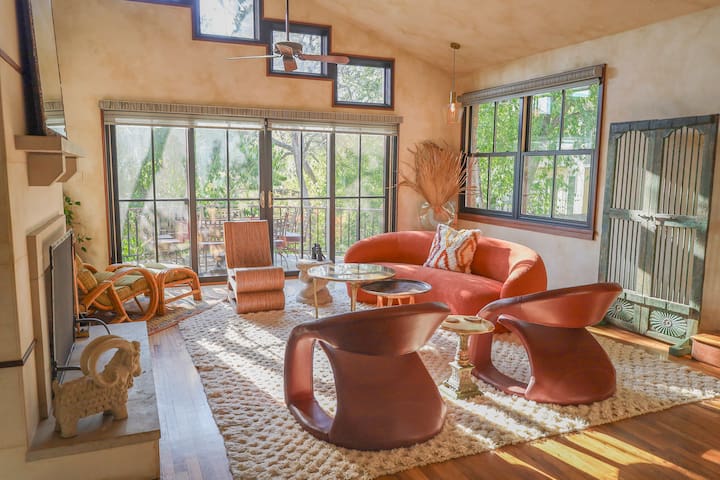 City Retreat in the Trees * Chef’s kitchen & Pool