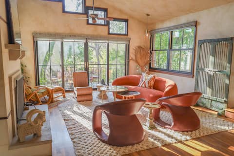 Top Airbnb: City Retreat in the Trees * Chef's kitchen & Pool in Barton Hills