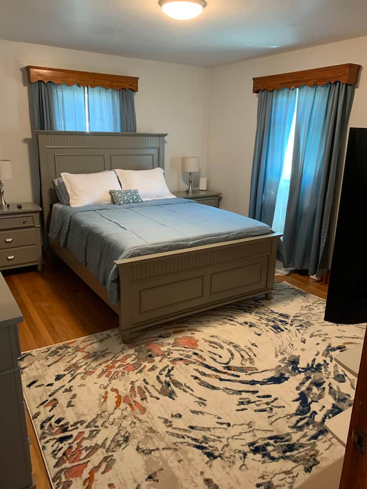 Dormitorio #3 con cama tamaño queen, unidad de ventana de aire acondicionado, televisor inteligente de 43 pulgadas y 2 armarios.