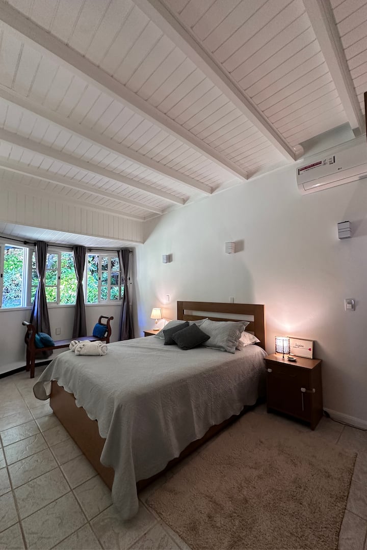 Room 3 can accommodate up to 4 people, with 1 or 2 queen beds.