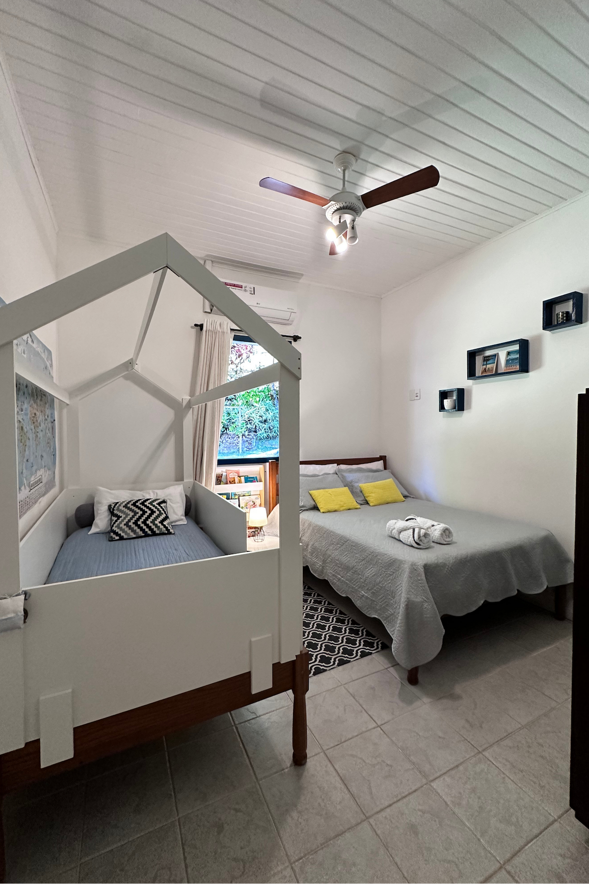 1 double bed and 1 single bed with boat format