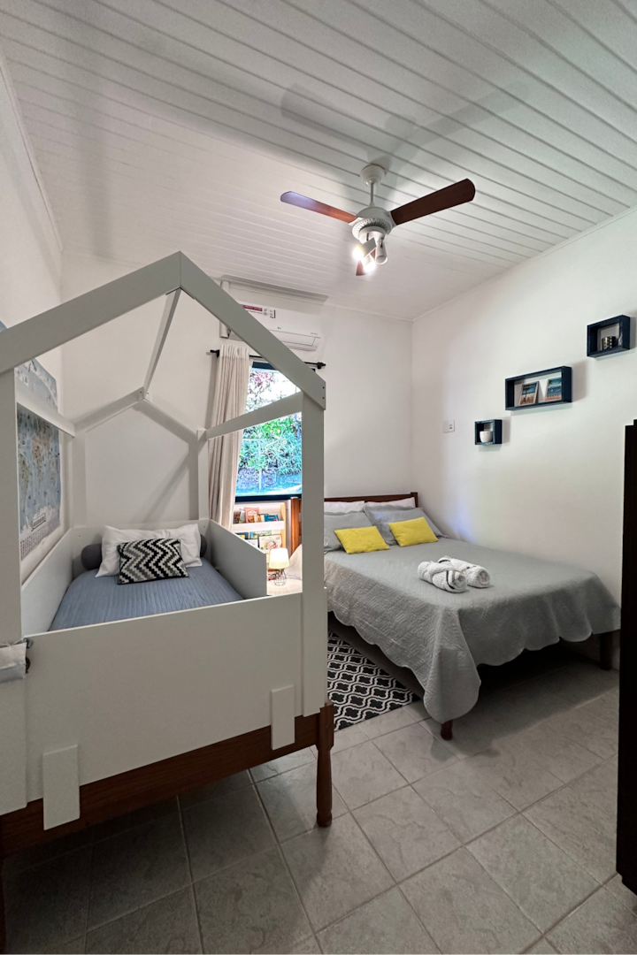 1 double bed and 1 single bed with boat format