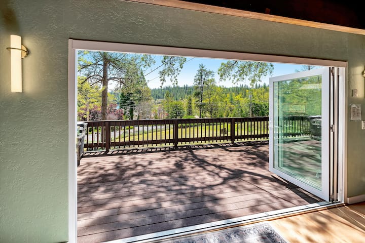 Modern Yosemite Cabin W/ Lake View & Hot Tub - Pine Mountain Lake, CA