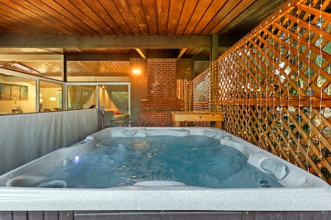 Cozy getaway w/hot tub &AC near Poulsbo&Bangorbase