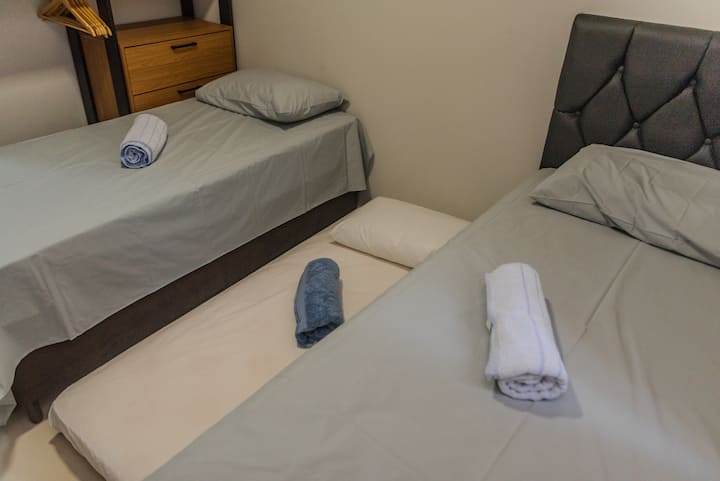 1 cama individual + cama individual