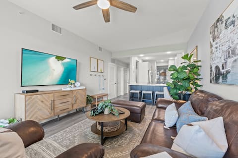 Deluxe 2BD/2BR Resort Condo: Heated Pool | Golf