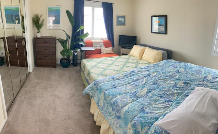 Imamo i zračni madrac za bračni krevet koji se lijepo uklapa u primarnu spavaću sobu.  Posteljina i dodatni prekrivači nalaze se u ormaru.