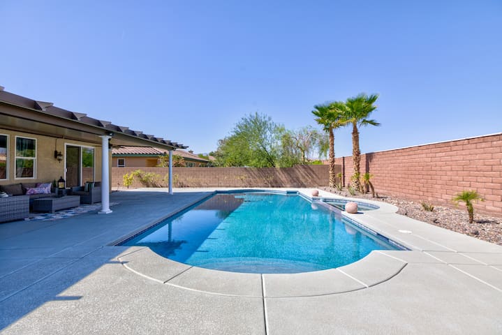 Huge House, Oversized Pool/Spa, 15 mins from strip