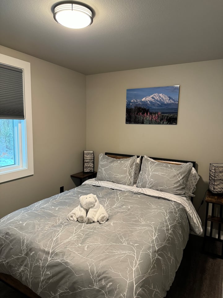 Основна спалня. Има USB A и C контакти за зареждане на устройства. 