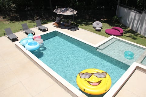 Sophisticated house with 4 en-suites and pool