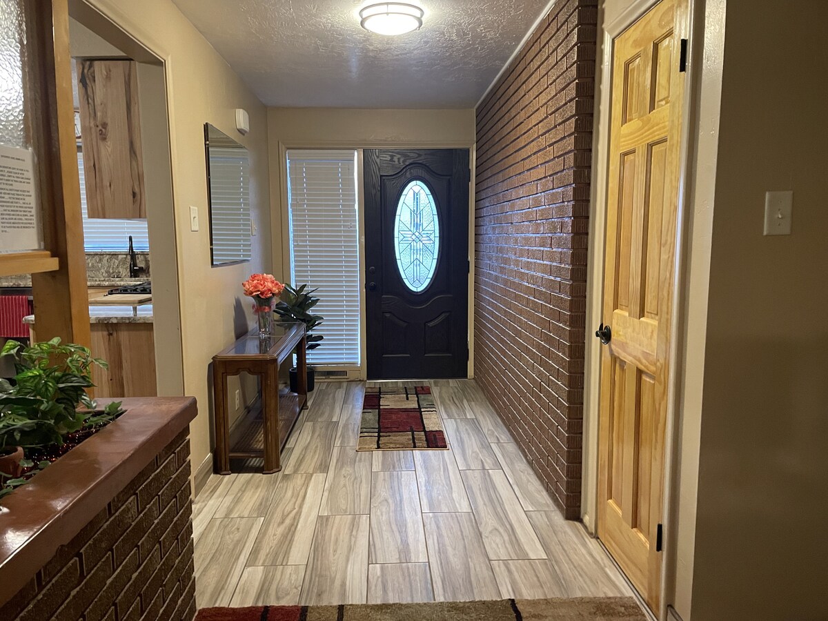 Una gran vista del pasillo que conduce desde la sala de estar hasta la entrada principal.