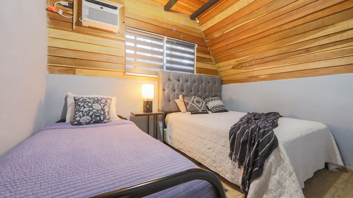 Dhomë gjumi në katin kryesor me një krevat të plotë dhe dopio. 