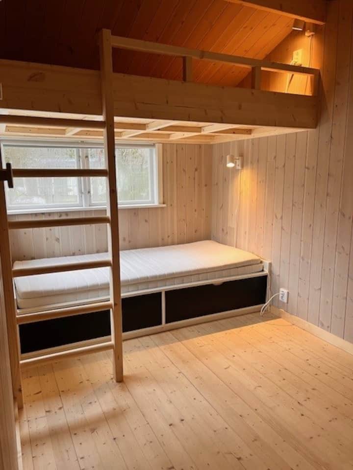 Spálňa 2 má bežnú posteľ (90 cm) a posteľ v podkroví 120 cm. 