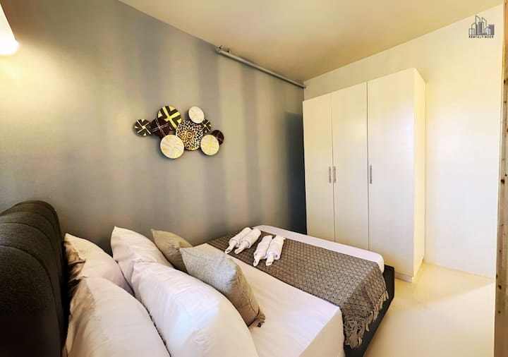 Welcome to a cozy sanctuary of comfort & style. Enjoy a luxurious double bed, blackout curtains for restful sleep, & relaxing atmosphere designed to make you feel at home. Perfect for unwinding, offers warmth & tranquility from the moment you arrive.