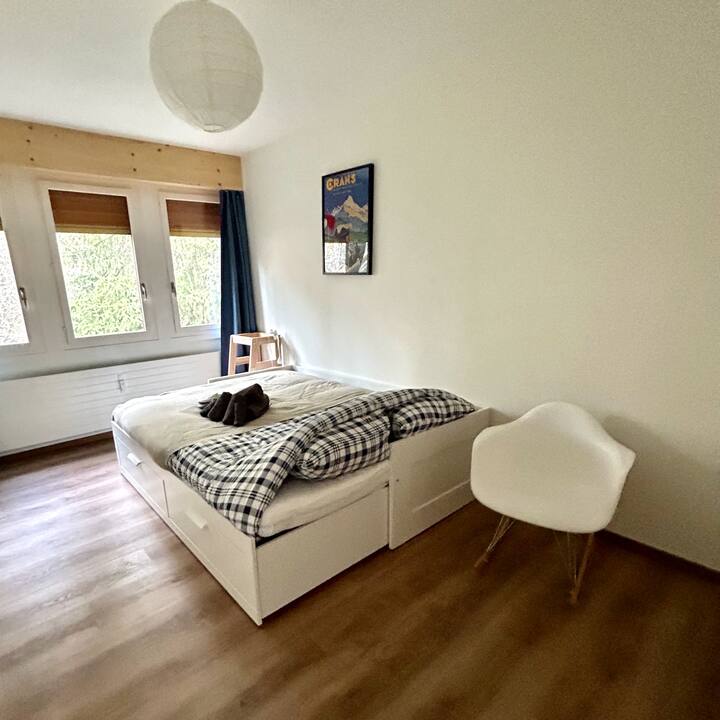 Habitación para adultos o niños, cama 80x200 / extensible 160x200, cómoda.

Opción para bebés: cuna 60x120 y cambiador (se pueden instalar en la habitación antes de la llegada).