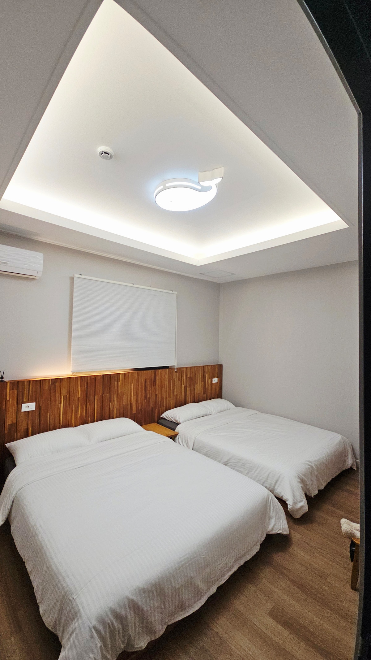 საოჯახო ოთახში 2 დიდი ორადგილიანი საწოლია, რომ პატარა ბავშვებს ან მეგობრებს, ძმებსა და დებს კომფორტულად დაძინება შეეძლოთ. დიდ სივრცეში მყუდრო ძილისთვის მყარი ხისა და ეკოლოგიურად სუფთა პროდუქტები გვაქვს მომზადებული. 