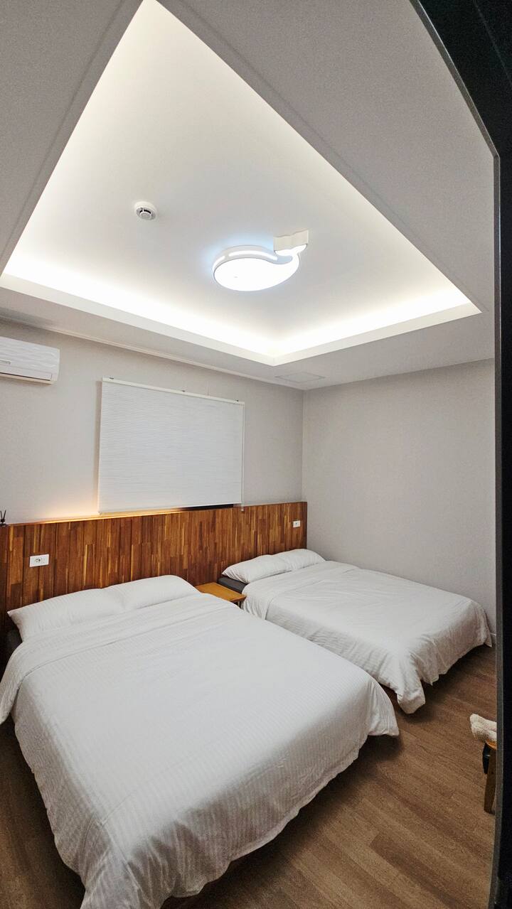 Two queen-sized beds are available in the family room so that young children or friends, brothers and sisters can sleep comfortably. We have prepared only solid wood and eco-friendly products for a deep sleep in a spacious space.
