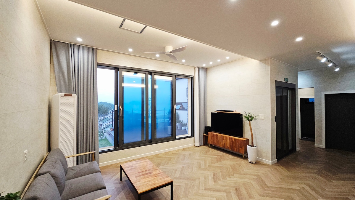 ძირითადი მისაღები ოთახი, რომელიც გამოირჩევა ფართო, სუფთა და თანამედროვე დიზაინით, იატაკი მოპირკეთებულია მყარი ხით, ხოლო ჭერზე დამონტაჟებულია ვენტილატორები. 