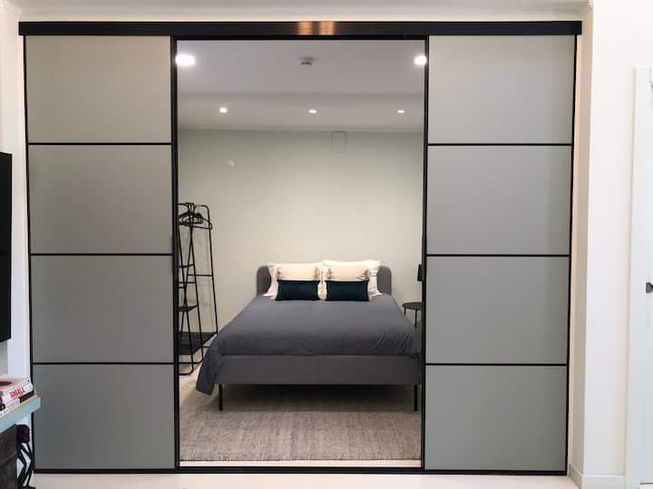 Descanse neste quarto moderno e sofisticado onde a arquitetura contemporânea cria um ambiente amplo. As porta de correr adicionam estilo, enquanto a luz natural e a decoração minimalista proporcionam conforto e serenidade!