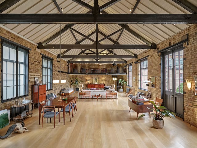 Large and Central Designer Home with Balcony