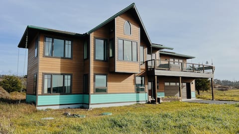 Sea Sanctuary Stunning Beachfront Home with Hottub