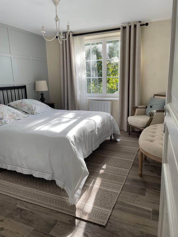 Habitación 1, planta baja. La particularidad de esta habitación es que da al parque de la mansión.