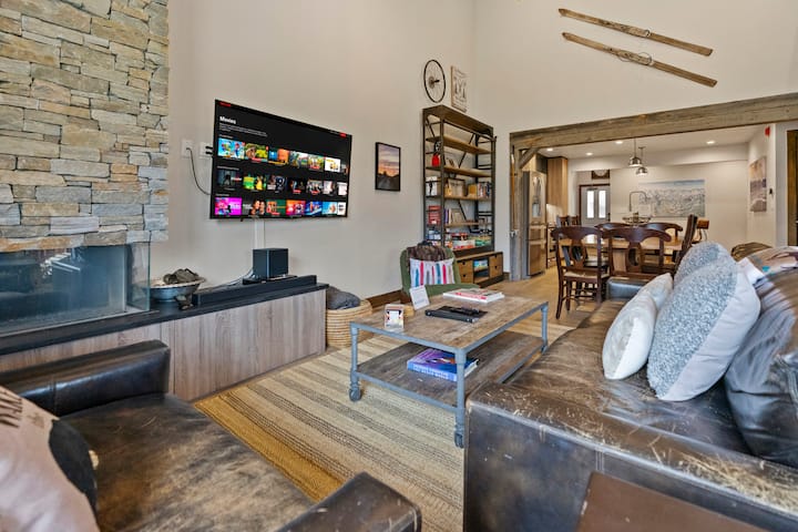 Four O'clock Penthouse | Hot Tubs & Mtn Views - Breckenridge, CO